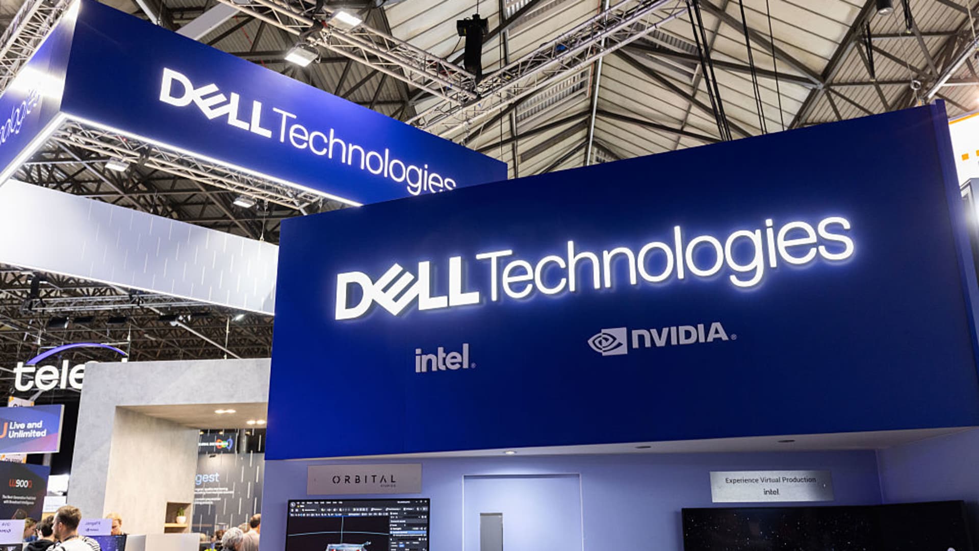 Dell Stock Soars: AI Server Demand Powers 44% Surge